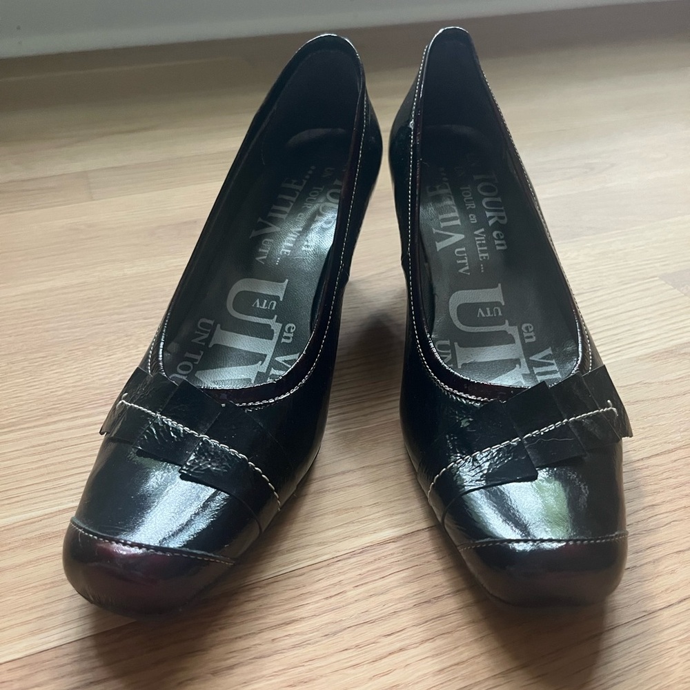 Elegant Un Tour en Ville Patent Leather Wedge Heels EU 40